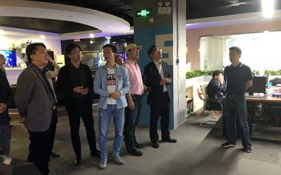 炫之風文化創(chuàng)意有限公司多媒體技術(shù)總監(jiān)對全息紗幕投影系統(tǒng)進行演示講解