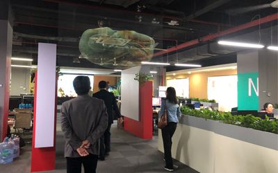 圖中所示為炫之風研發(fā)的全息紗幕投影系統(tǒng)